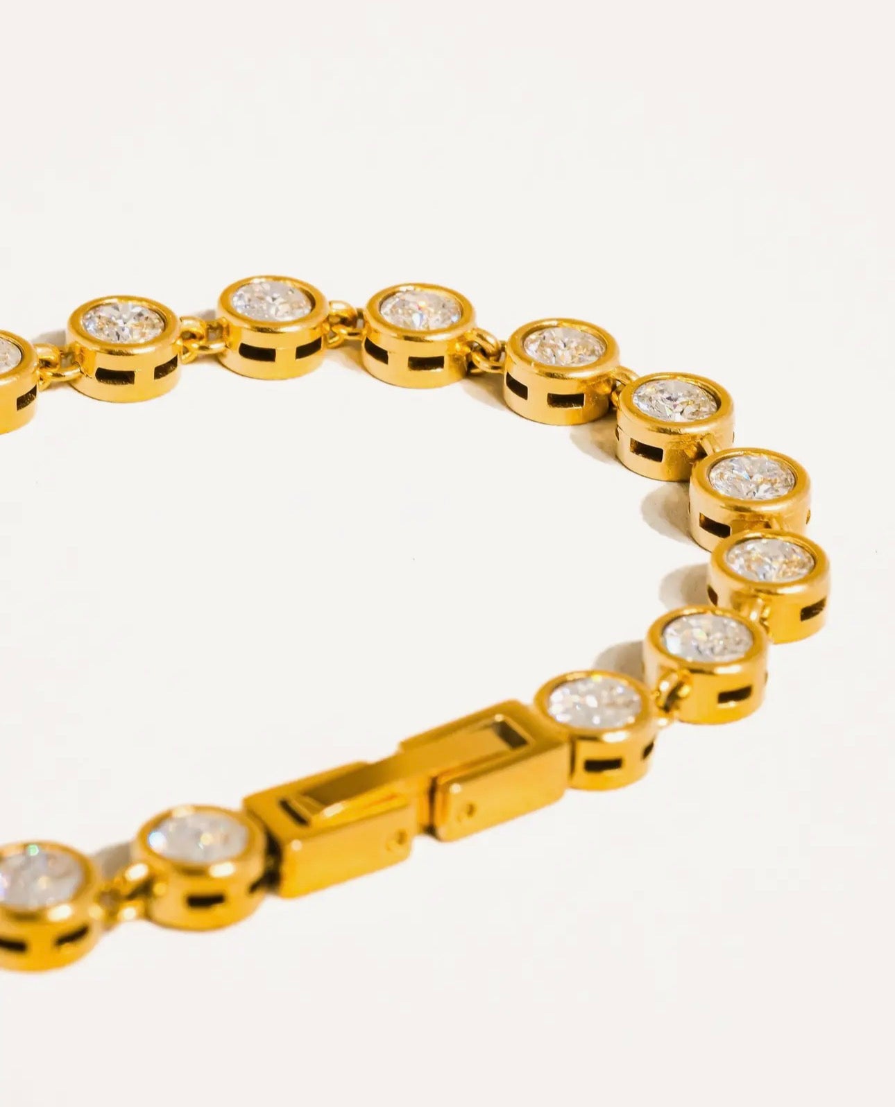 The Classic Tennis Bracelet Pour