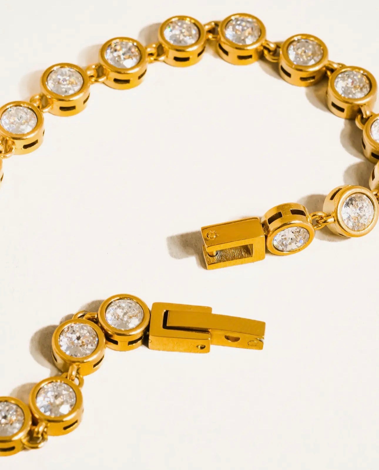 The Classic Tennis Bracelet Pour